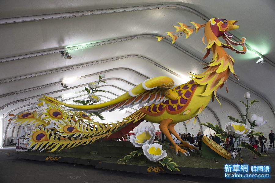 （XHDW）（1）美国新年玫瑰花车游行中国花车亮相