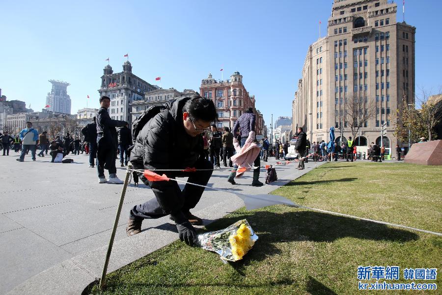 （社会）（1）上海市民献花祭奠遇难者