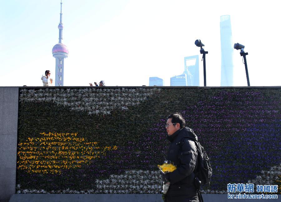 （社会）（2）上海市民献花祭奠遇难者