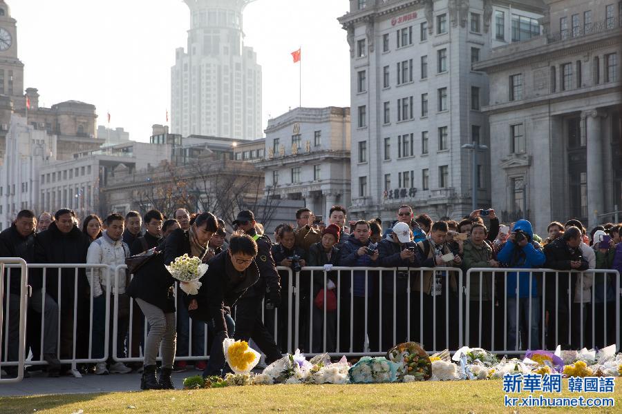 （社会）（4）上海市民献花祭遇难者