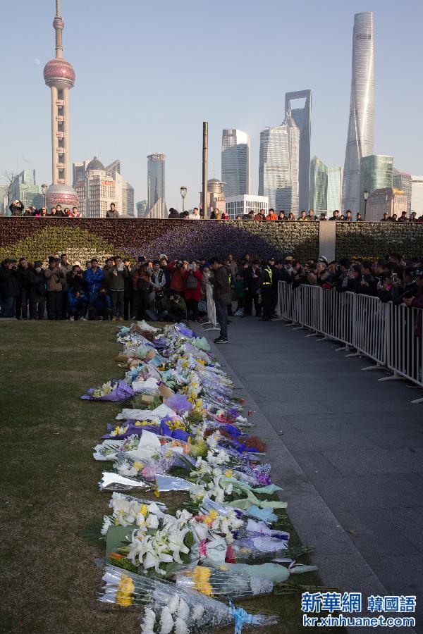 （社会）（6）上海市民献花祭遇难者