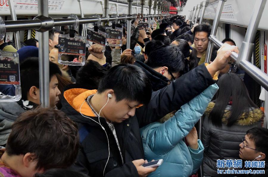 （晚报）（1）新年首个工作日：拥挤的地铁
