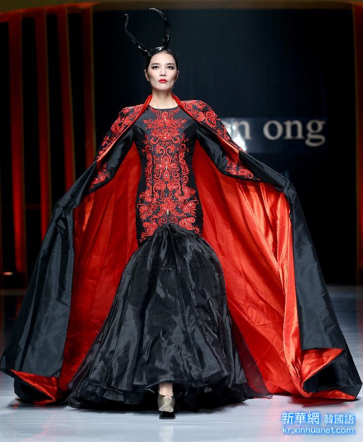 （晚报）（4）中国—东盟时装周上演马来西亚设计师婚纱礼服秀