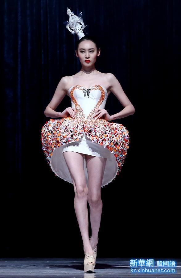 （晚报）（6）中国—东盟时装周上演马来西亚设计师婚纱礼服秀