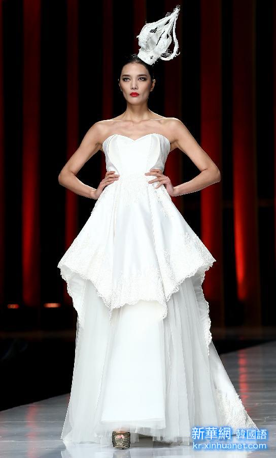 （晚报）（7）中国—东盟时装周上演马来西亚设计师婚纱礼服秀