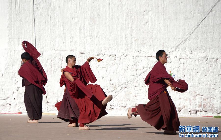 （XHDW）（2）西藏僧人练习“跳神” 为迎接藏历新年做准备