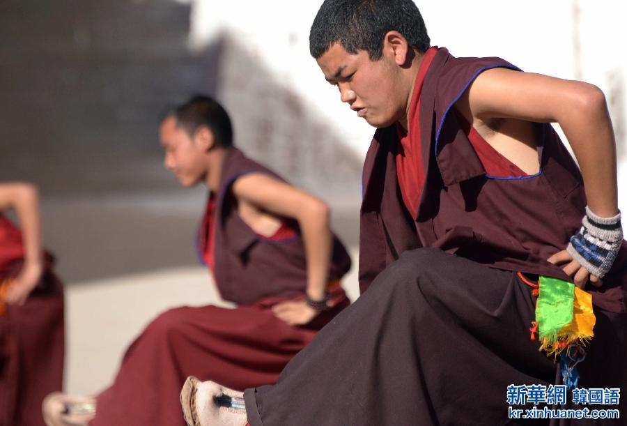 （XHDW）（3）西藏僧人练习“跳神” 为迎接藏历新年做准备