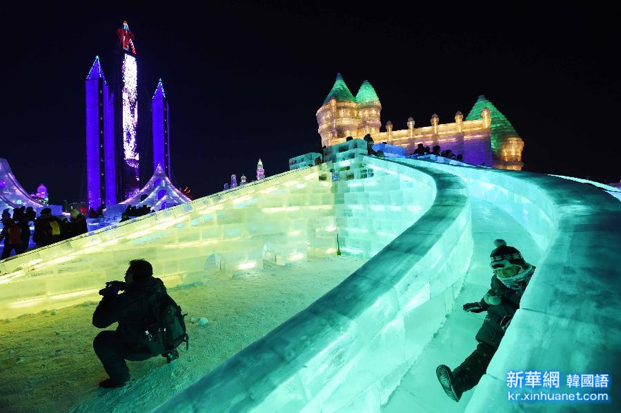 （晚报）（1）“流光溢彩”冰雪童话世界——第31届哈尔滨国际冰雪节开幕