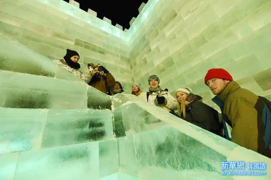 （晚报）（2）“流光溢彩”冰雪童话世界——第31届哈尔滨国际冰雪节开幕