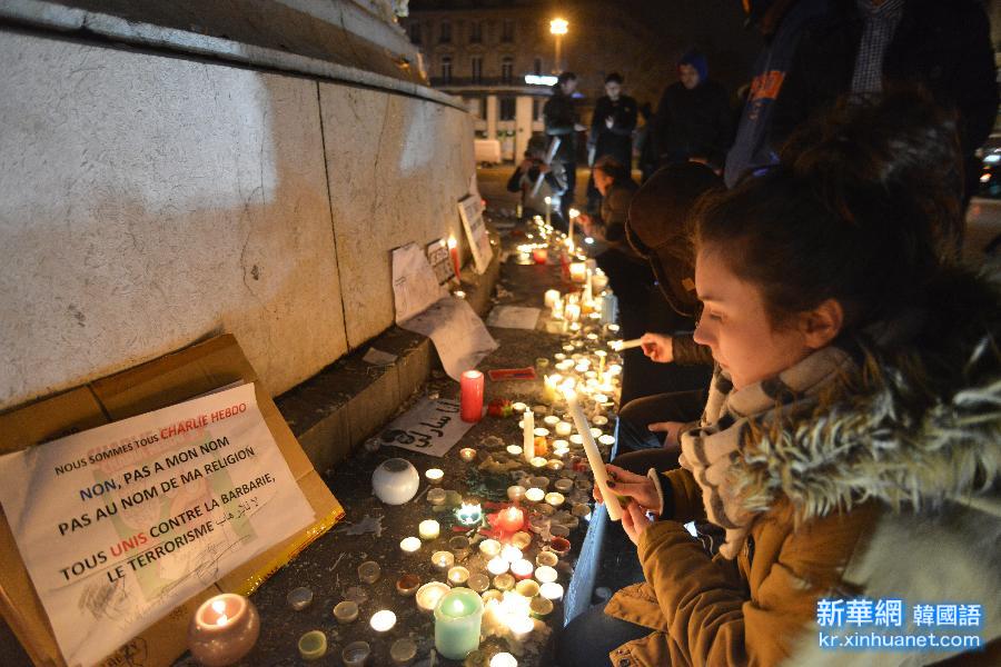 （国际）（1）巴黎民众悼念遭恐怖袭击的遇难者