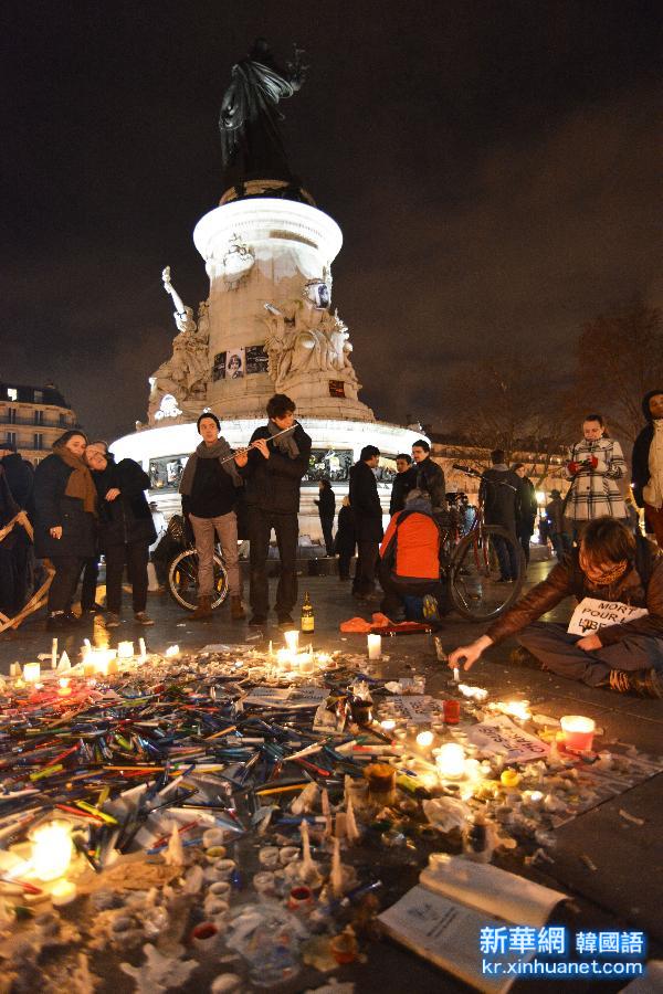 （国际）（2）巴黎民众悼念遭恐怖袭击的遇难者
