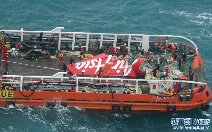 （国际）（2）失事亚航客机机尾残骸被打捞出水 