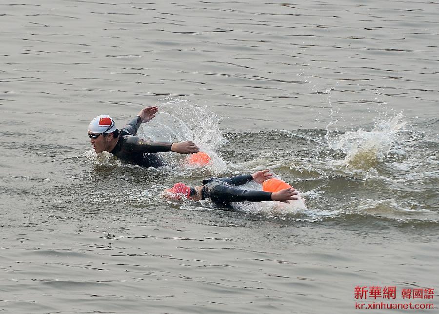 #（社会）（1）中外冬泳爱好者竞渡台儿庄古运河