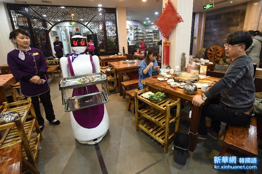 （社会）（1）送餐机器人亮相河南许昌