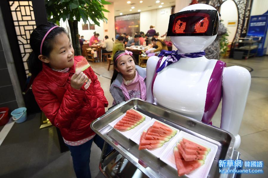 （社会）（2）送餐机器人亮相河南许昌