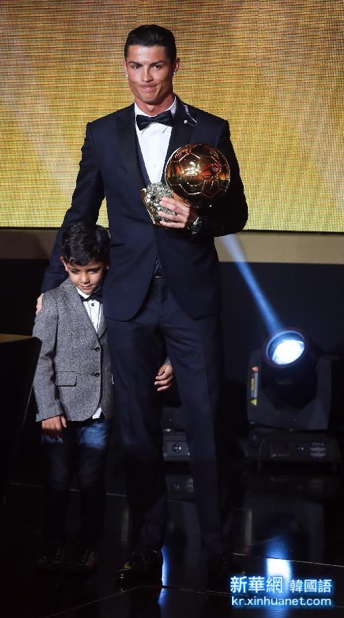 （体育）（1）足球——克·罗纳尔多获得2014年度金球奖