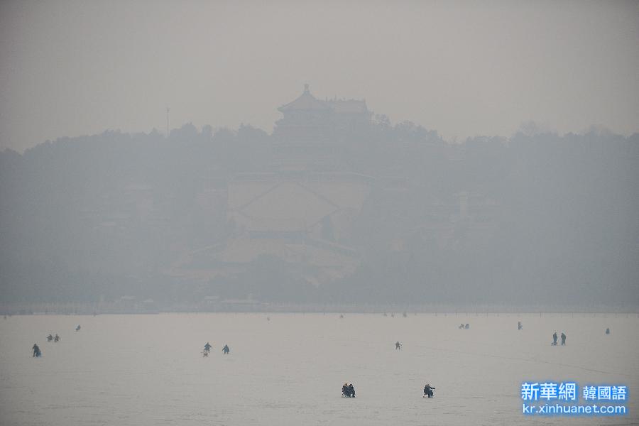 （晚报）（1）北京零星飘雪 雾霾持续