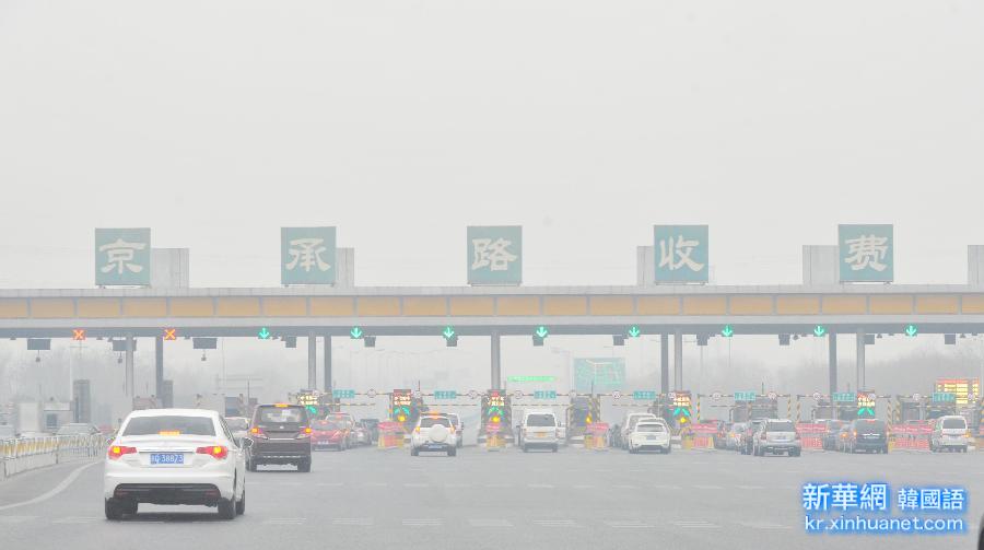 （晚报）（3）北京零星飘雪 雾霾持续