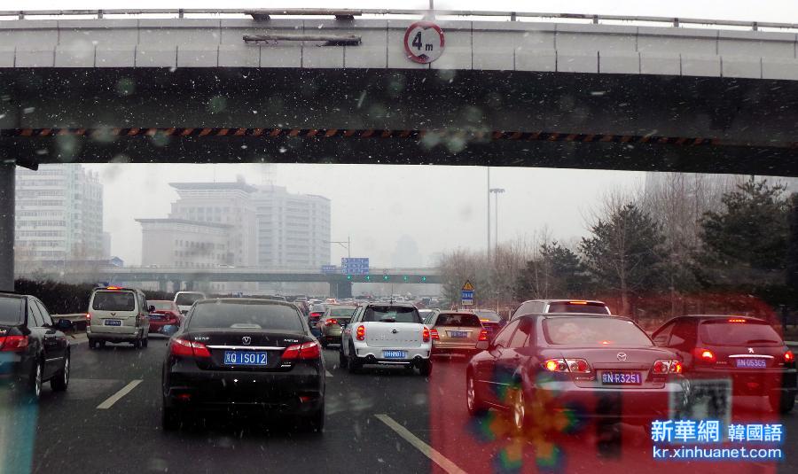 （新华网）北京部分地区飘起零星小雪 