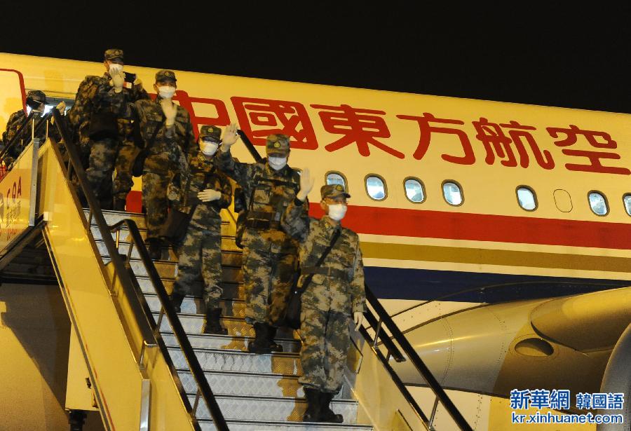 （社会）（2）中国援非抗埃医疗队首批队员回国抵渝