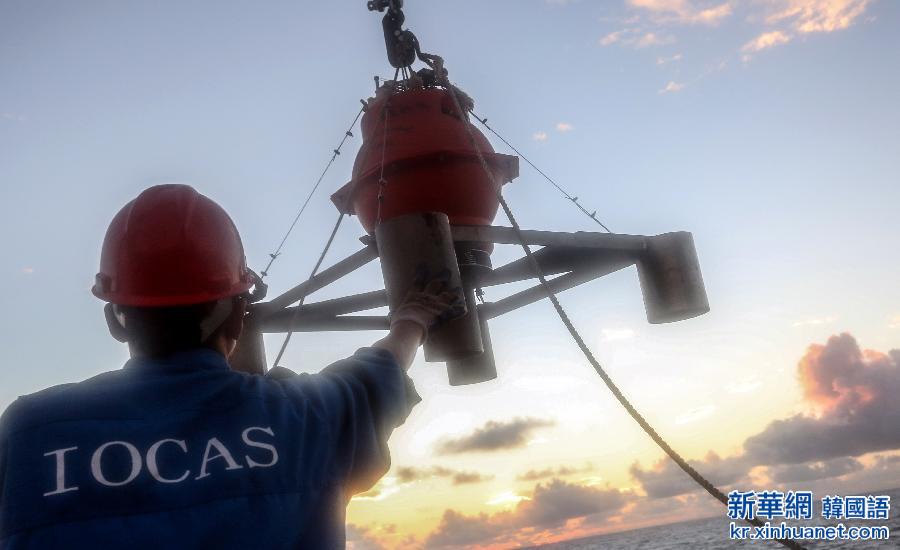 （科技）（1）“科学”号科考船在西太平洋投放海底地震仪 