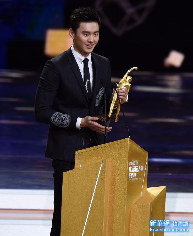 （体育）（2）体坛风云人物年度颁奖典礼：宁泽涛获年度最佳男运动员奖