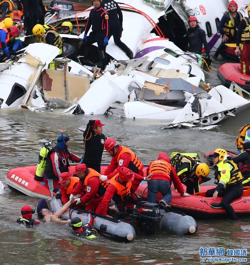 #（社会）（1）直击台湾复兴航空坠河客机搜救现场