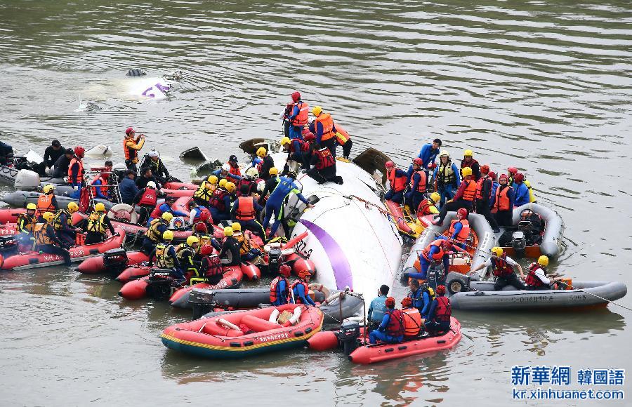 #（社会）（3）直击台湾复兴航空坠河客机搜救现场