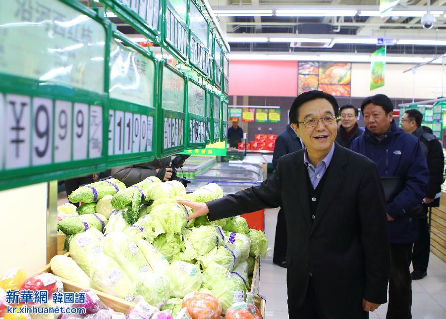 （新华网）商务部部长高虎城考察北京市春节市场供应