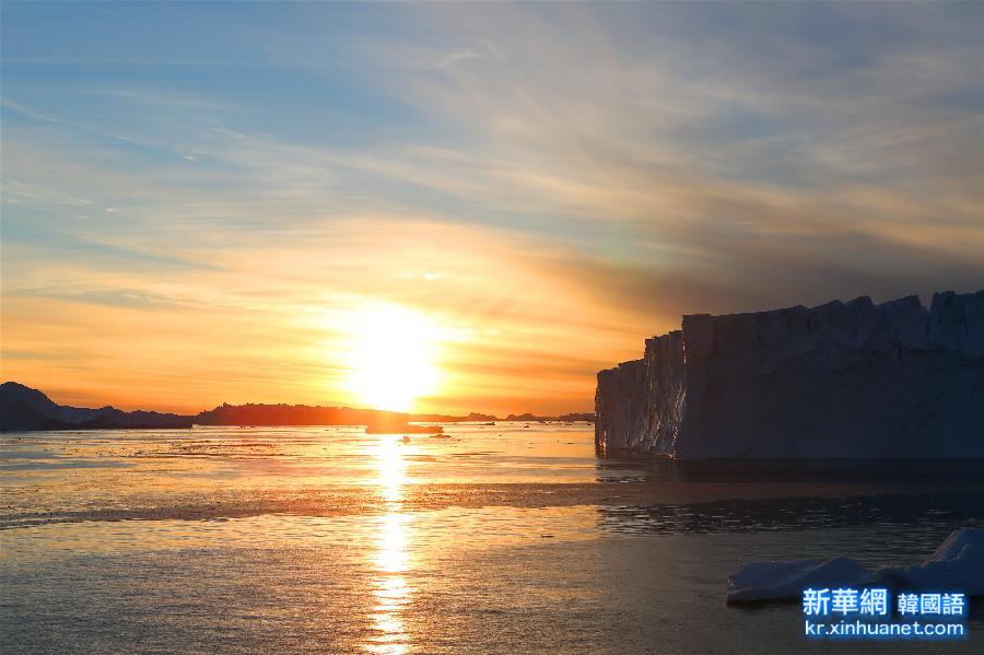 （第31次南极科考）（1）夕阳下的南极冰川