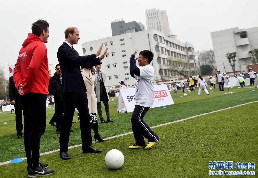 （XHDW）（3）英国剑桥公爵威廉王子与青少年足球培训班学生互动