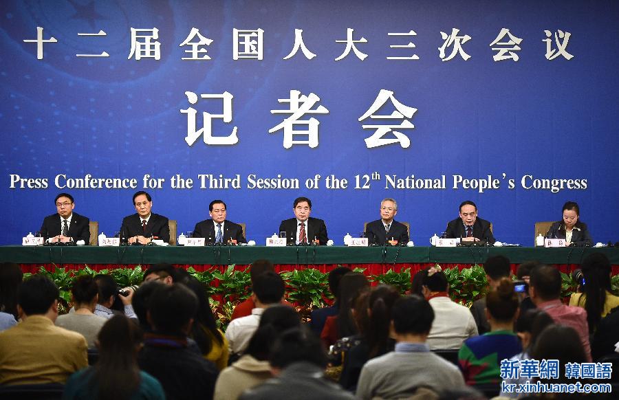 （两会）（7）柳斌杰等5名全国人大专委会负责人答记者问