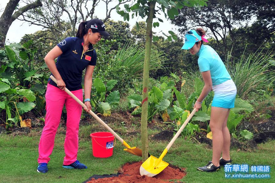 （体育）（3）高尔夫选手植树纪念“植树节”
