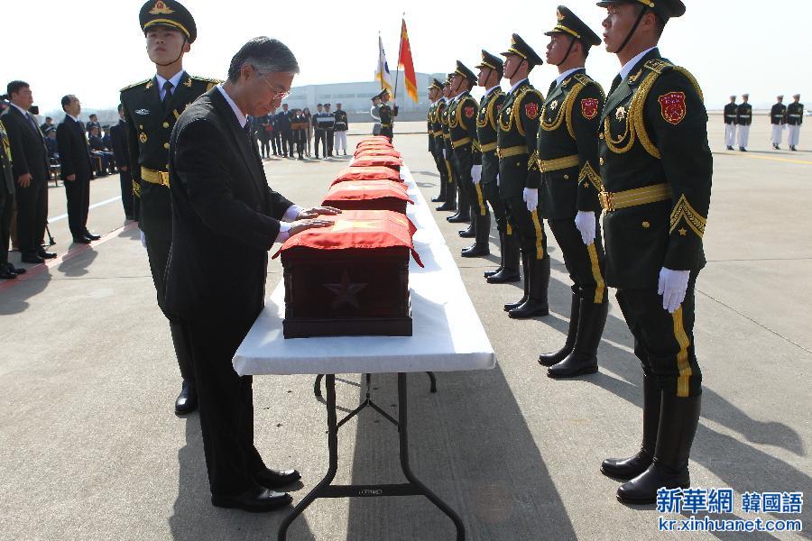 （国际）（1）中韩双方再次交接在韩中国人民志愿军烈士遗骸