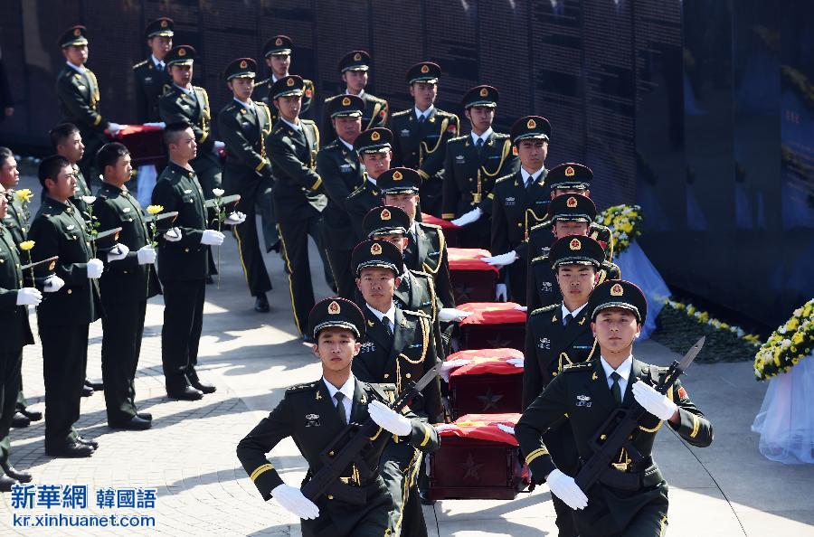 （新华直击）（2）第二批在韩中国人民志愿军烈士遗骸安葬仪式在沈阳举行