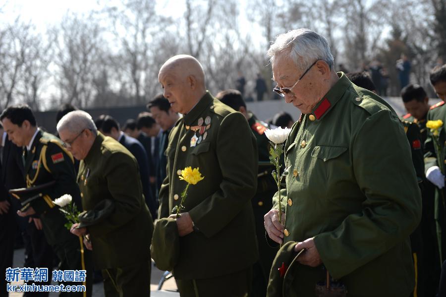（新华直击）（3）第二批在韩中国人民志愿军烈士遗骸安葬仪式在沈阳举行