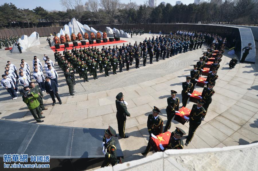 （新华直击）（4）第二批在韩中国人民志愿军烈士遗骸安葬仪式在沈阳举行