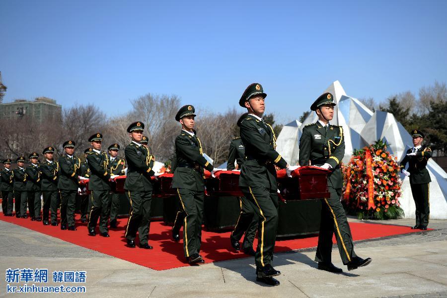 （社会）（1）第二批在韩中国人民志愿军烈士遗骸安葬仪式在沈阳举行