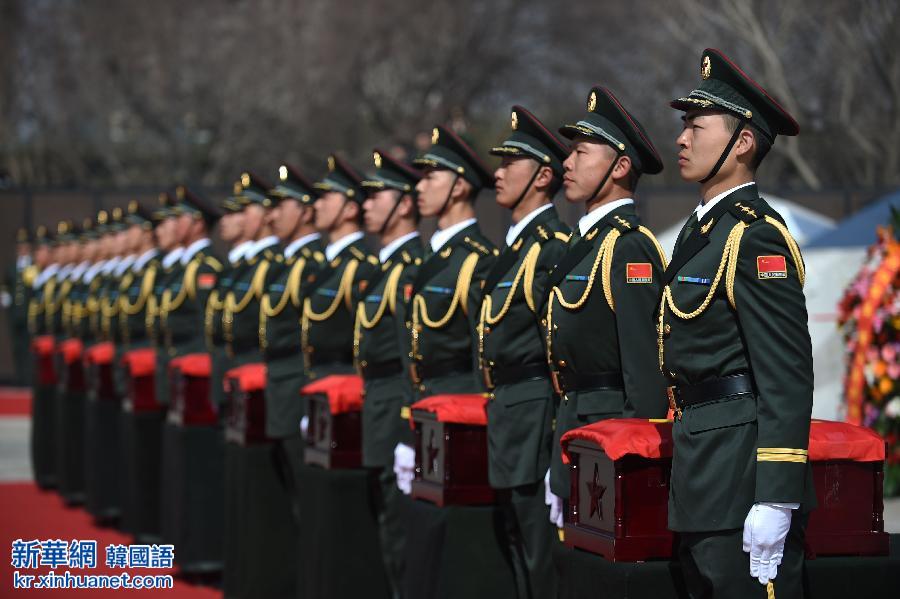 （社会）（5）第二批在韩中国人民志愿军烈士遗骸安葬仪式在沈阳举行