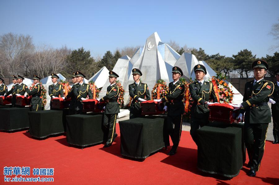 （社会）（6）第二批在韩中国人民志愿军烈士遗骸安葬仪式在沈阳举行