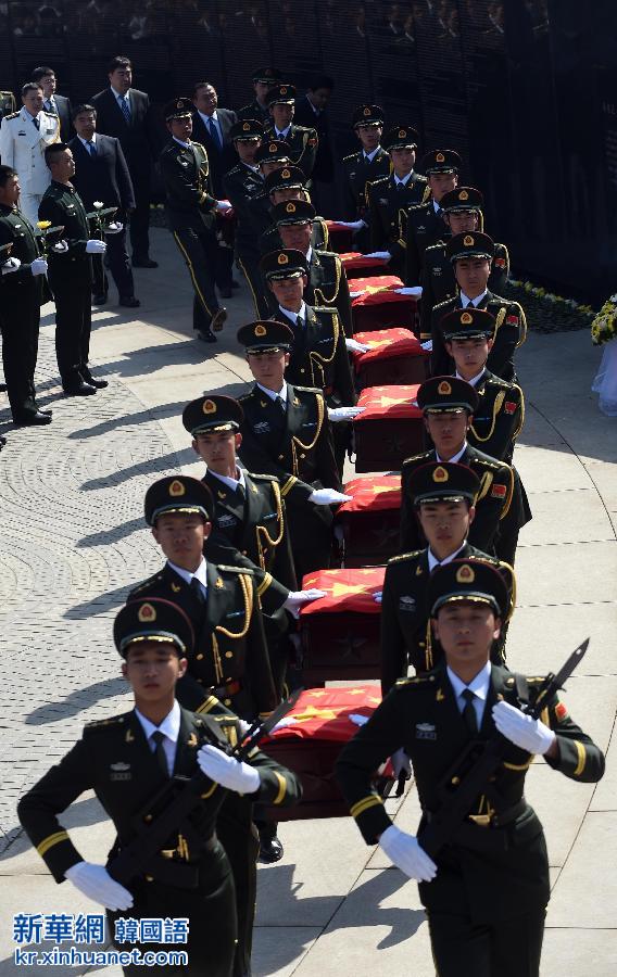 （社会）（9）第二批在韩中国人民志愿军烈士遗骸安葬仪式在沈阳举行