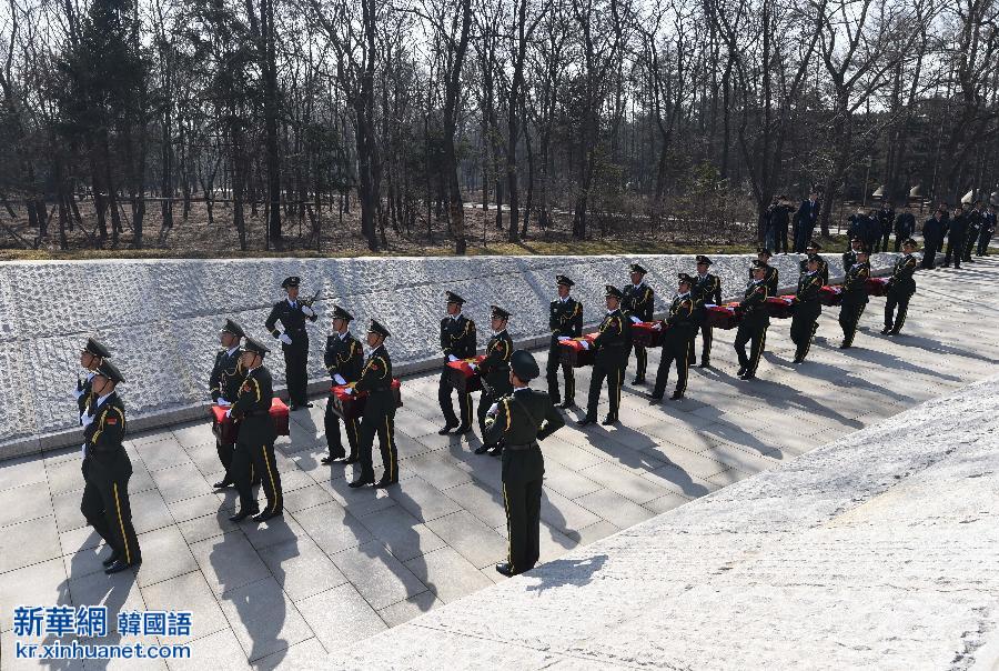 （XHDW）（1）第二批在韩中国人民志愿军烈士遗骸安葬仪式在沈阳举行
