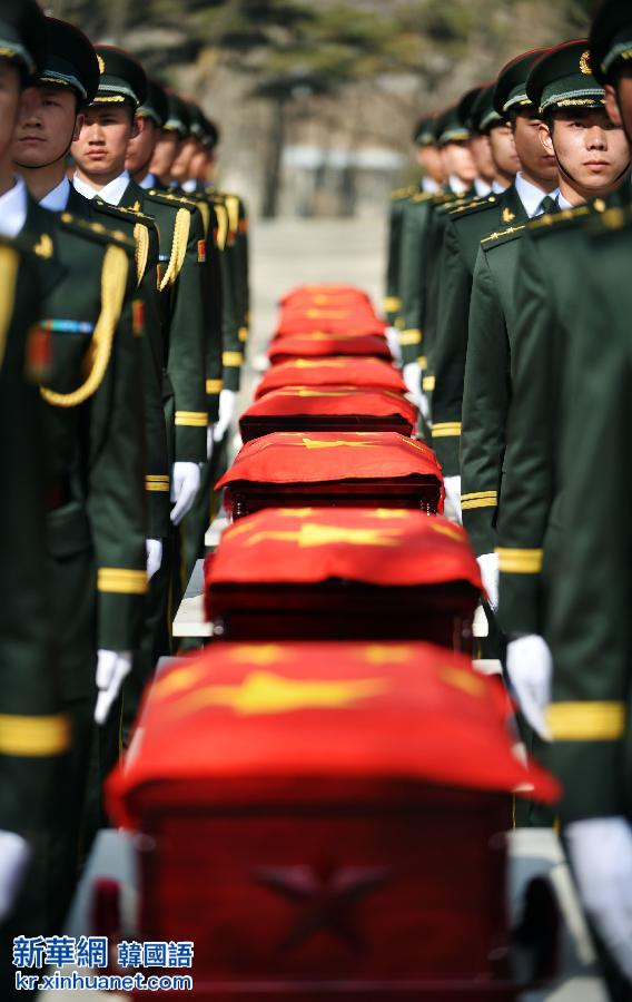 （XHDW）（3）第二批在韩中国人民志愿军烈士遗骸安葬仪式在沈阳举行