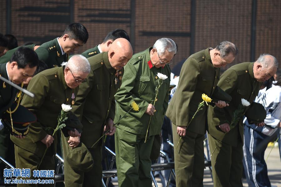 （XHDW）（4）第二批在韩中国人民志愿军烈士遗骸安葬仪式在沈阳举行