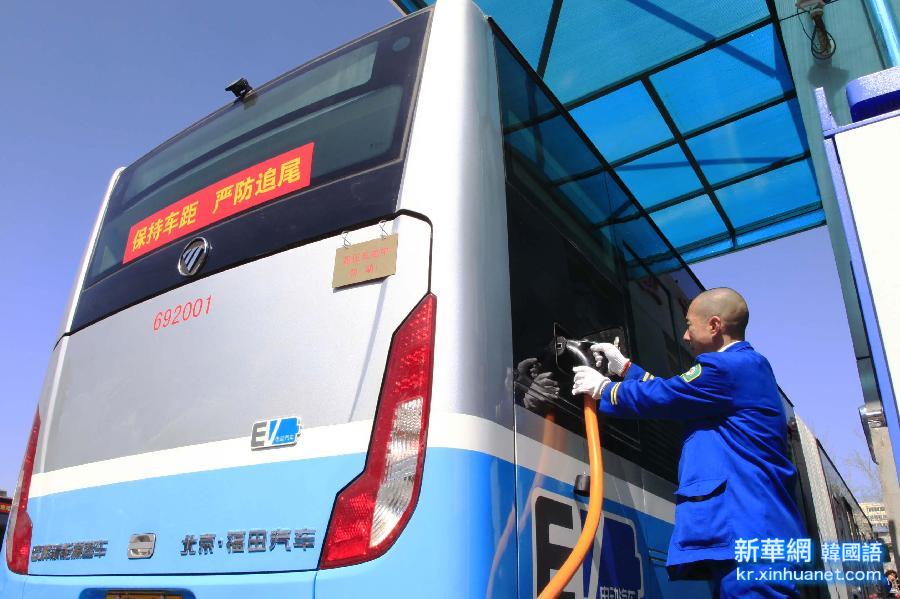 （服务专线）（2）巨型纯电动公交在北京试运营 最大载客量143人
