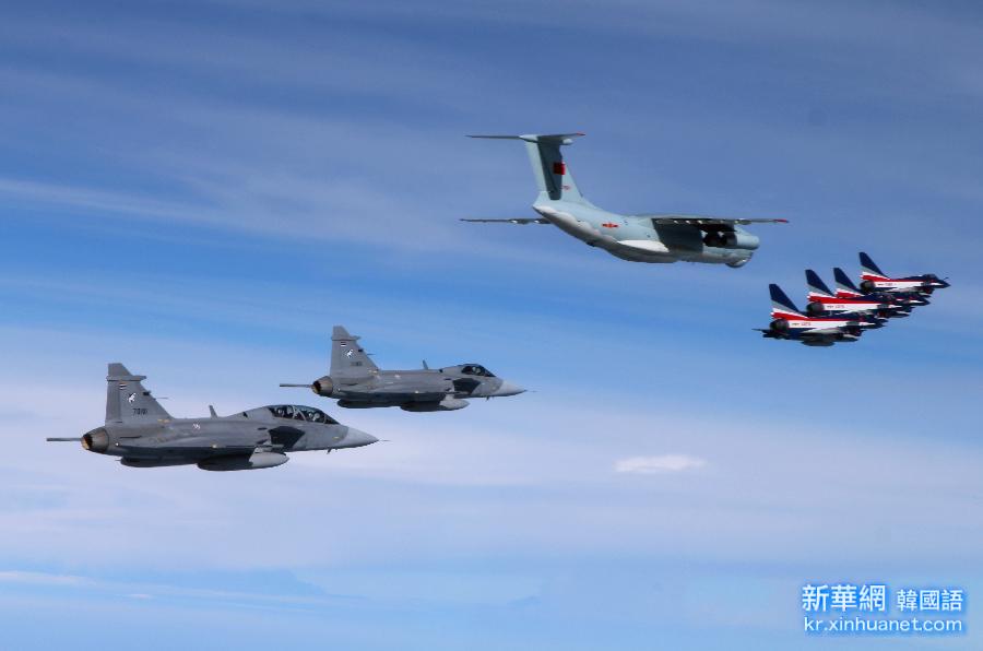 （国际·图文互动）（1）空军八一飞行表演队获赞“闪亮的中国名片”　回国途中由泰国“鹰狮”战机伴随飞行