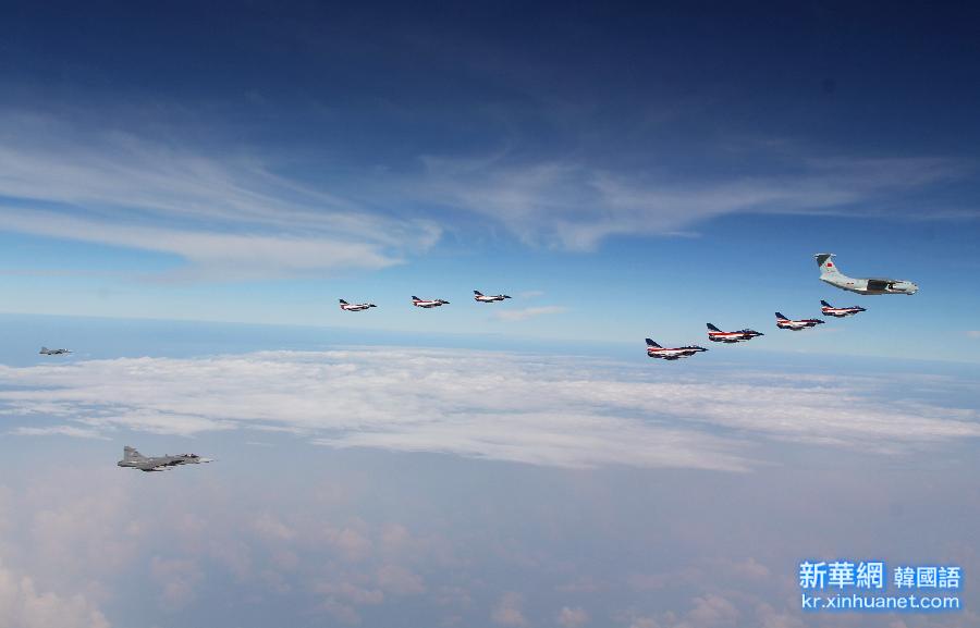 （国际·图文互动）（3）空军八一飞行表演队获赞“闪亮的中国名片”　回国途中由泰国“鹰狮”战机伴随飞行