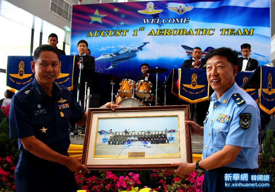 （国际·图文互动）（4）空军八一飞行表演队获赞“闪亮的中国名片”　回国途中由泰国“鹰狮”战机伴随飞行