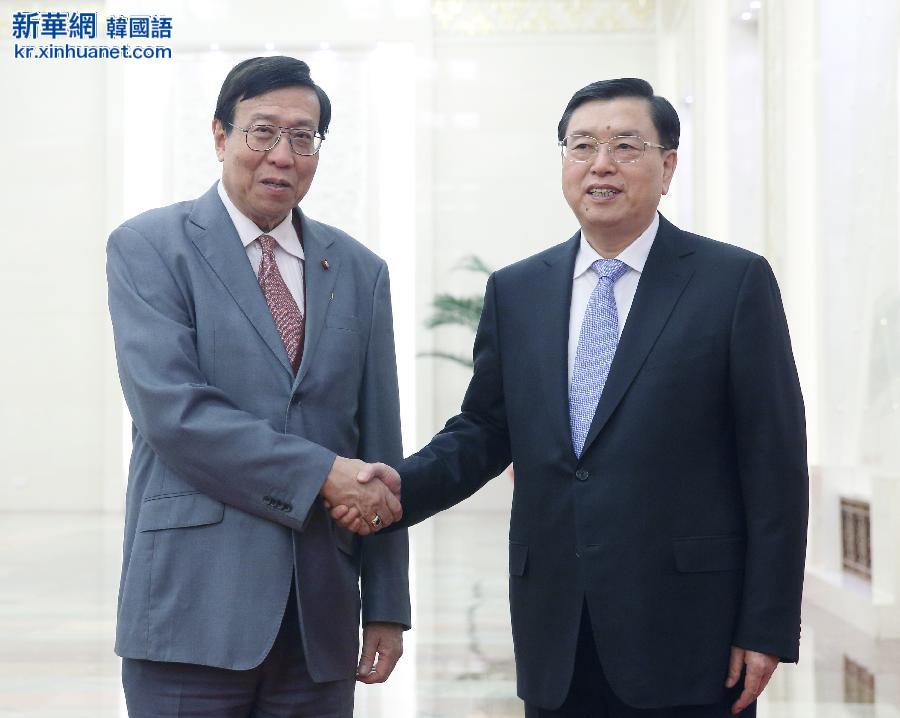 （时政）张德江与泰国立法议会主席蓬佩举行会谈 