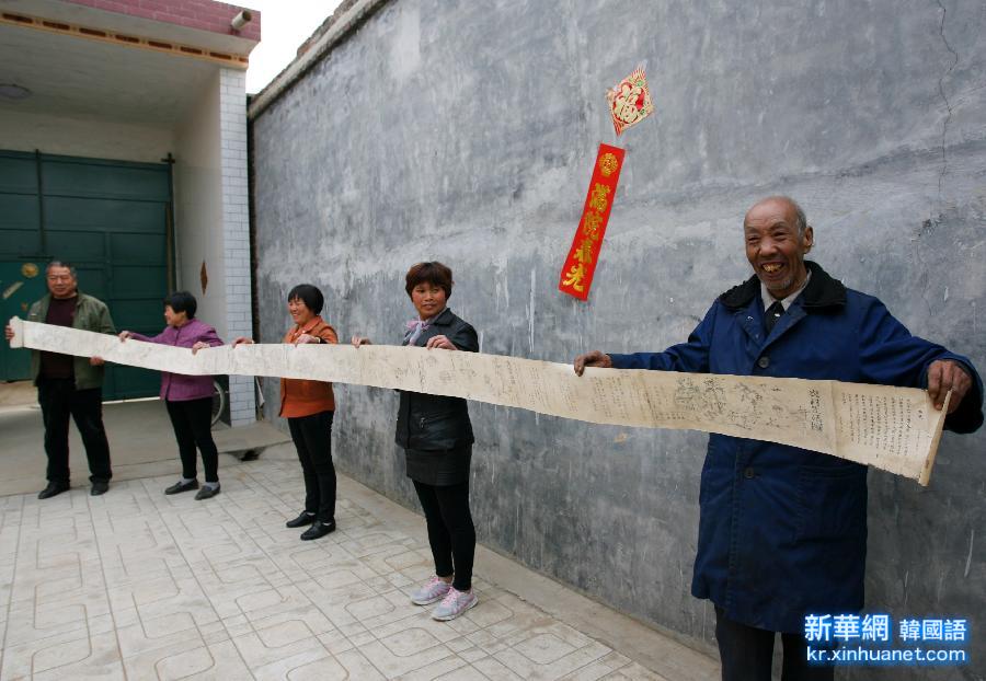 （晚报）（1）河北古稀老人手绘70米画卷记录农村70年变迁 